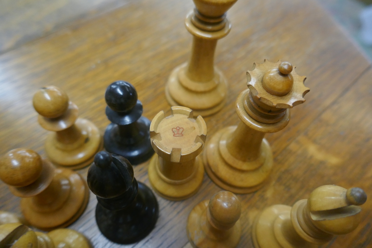 3 chess sets and a board - Bild 9 aus 12