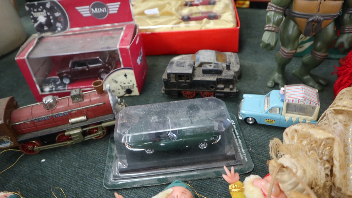 Collection of toys to include railway, model cars, Beano annuals etc - Bild 14 aus 15