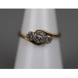 18ct gold 3 stone diamond set ring - Size M