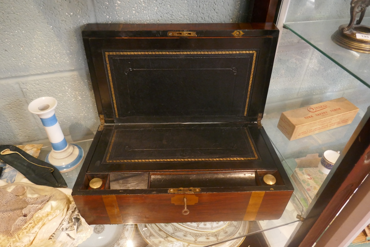 Victorian walnut writing slope with key and ink bottles - Bild 2 aus 5