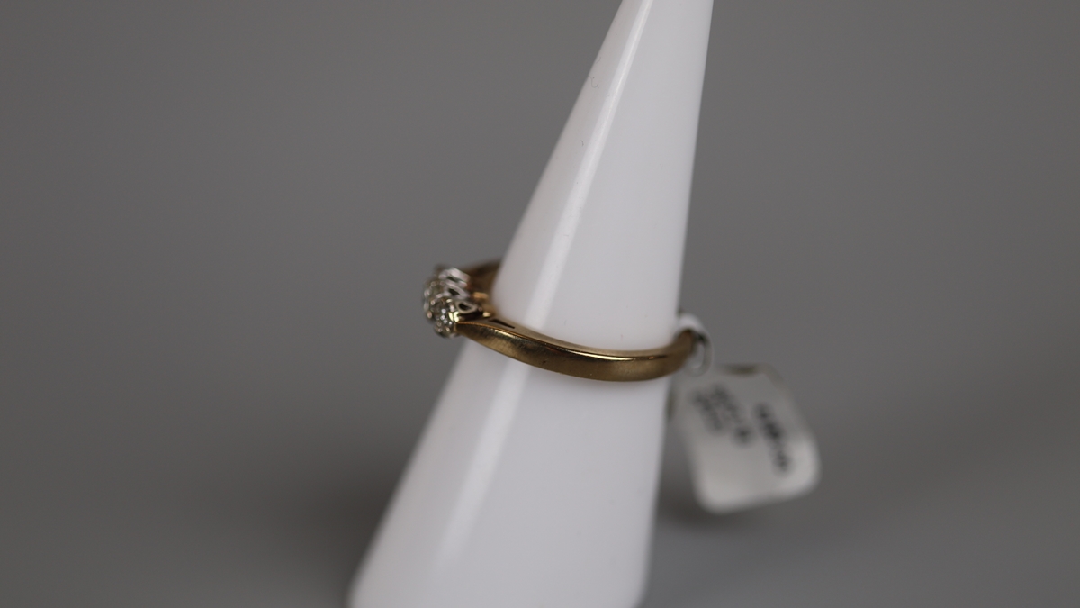 Gold 3 stone diamond ring - Approx size: J½ - Image 2 of 2