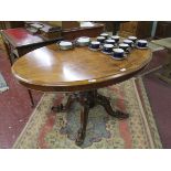 Fine Victorian walnut loue table