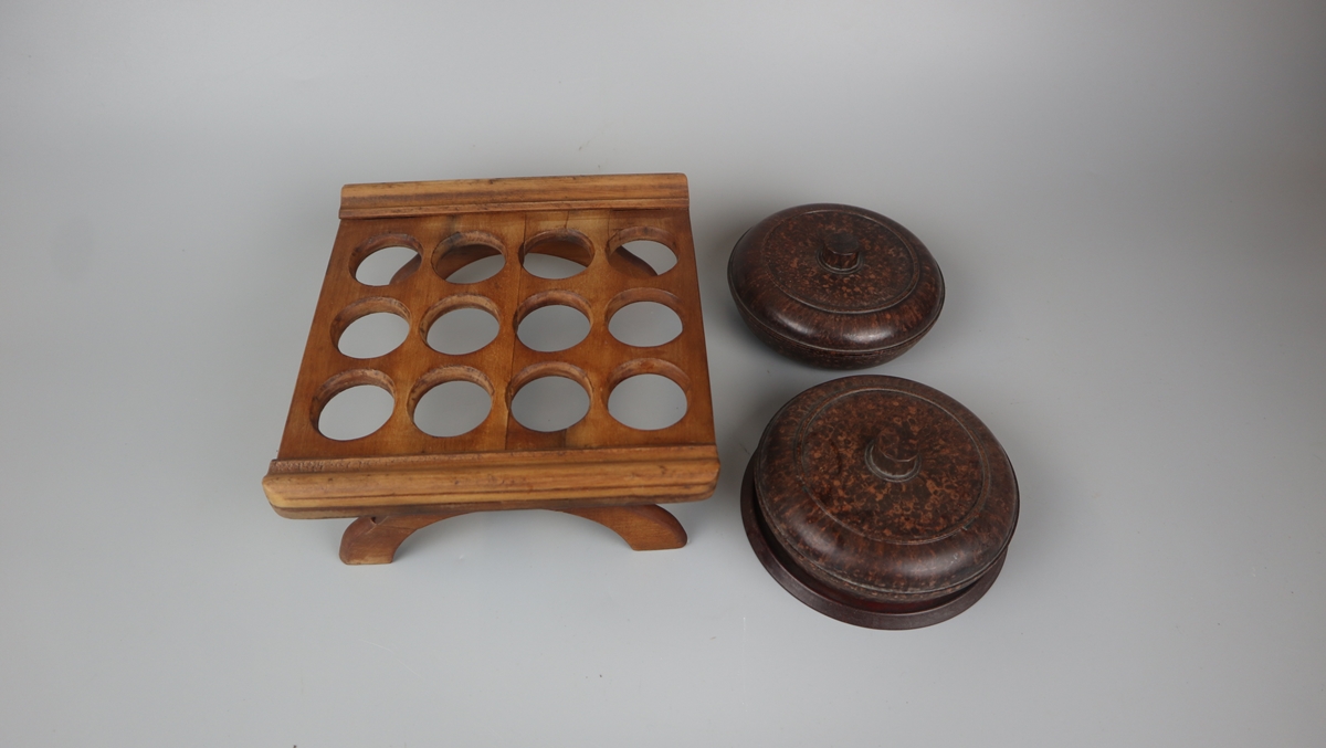 Collection of Treen and Bakelite to include egg stand - Image 3 of 3