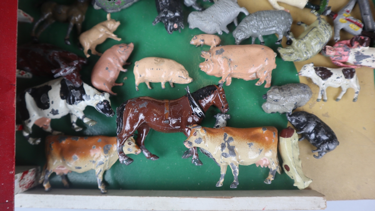 Britains Farmyard c. 1950 Lead Animals, figures kennels Hayrick, well chicken coup, milk churn - Bild 3 aus 7