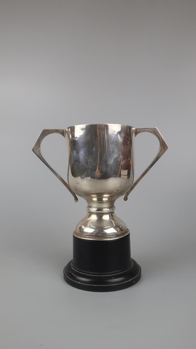 Hallmarked silver trophy on stand - Approx weight of silver 190g - Bild 2 aus 2