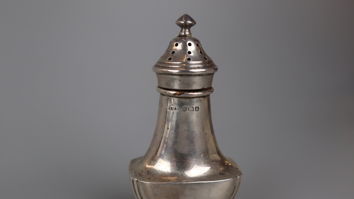 Hallmarked silver cruet set - Approx weight of silver 188g - Image 3 of 5