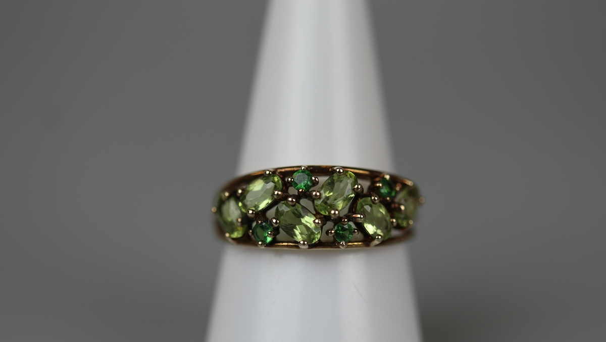 Gold peridot set ring