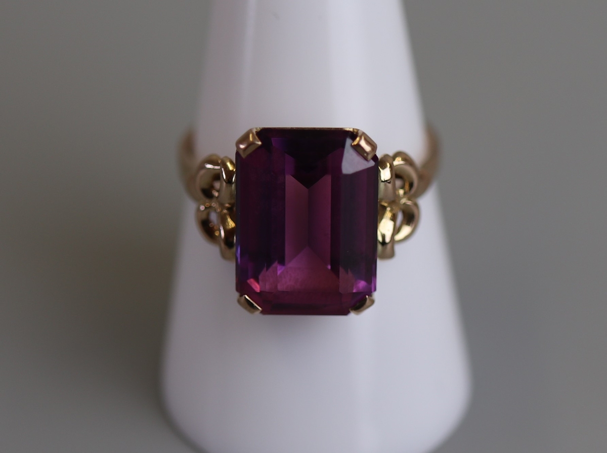 Gold amethyst set ring - Size Q