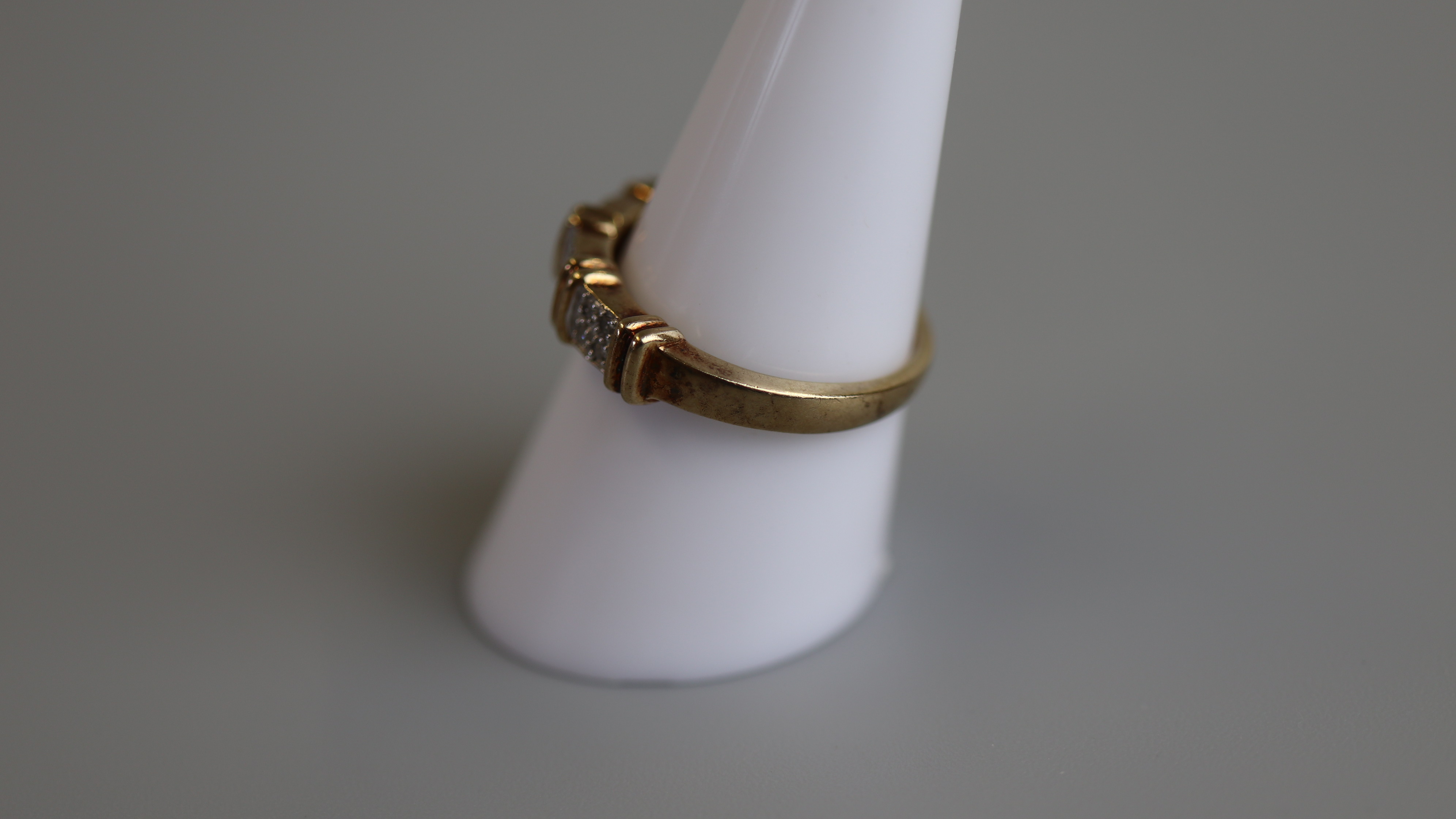 Gold diamond set ring - Size P - Image 2 of 3