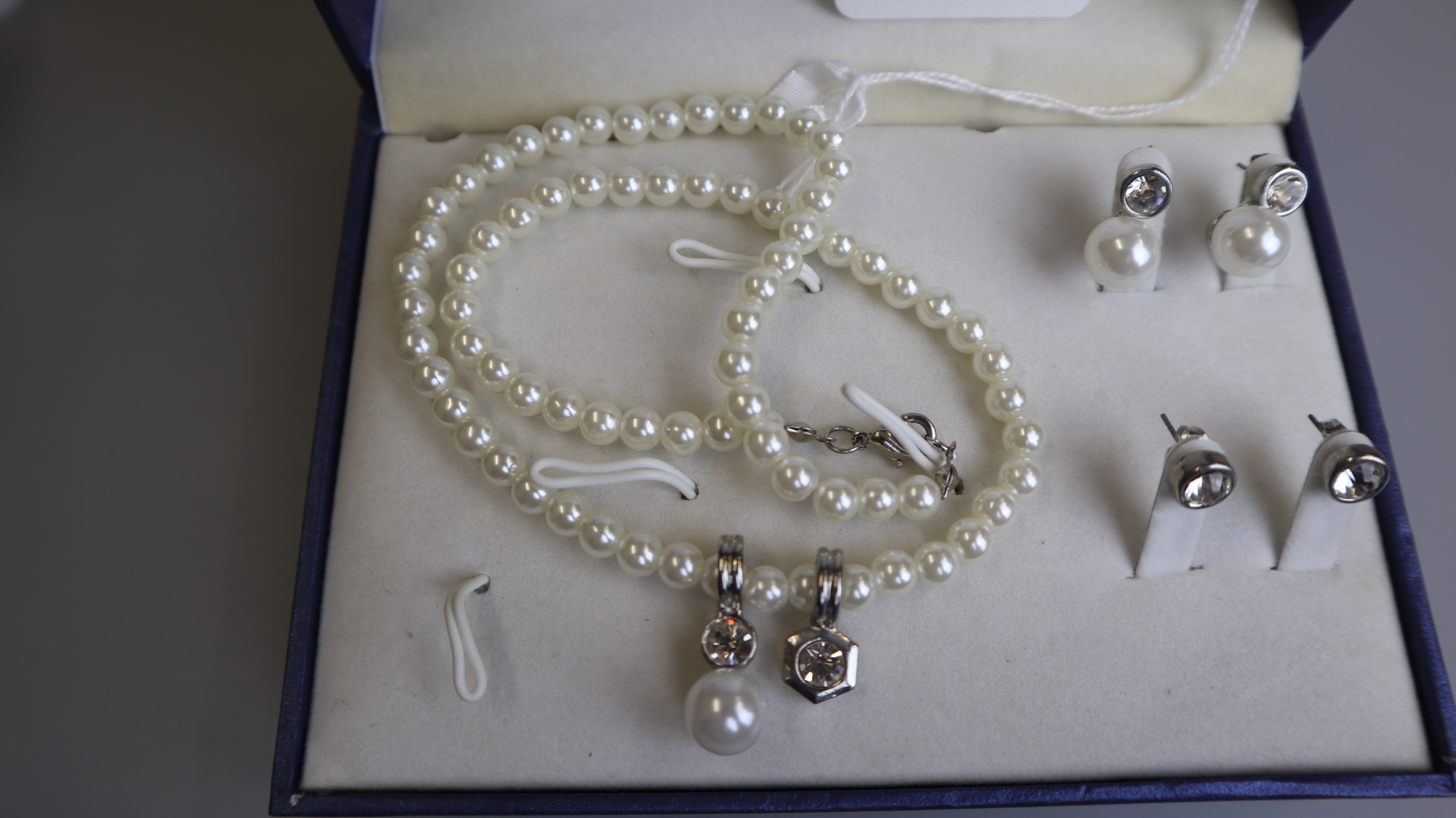 Cultured pearl necklace, 2 pairs of earrings & pendant - Image 5 of 5