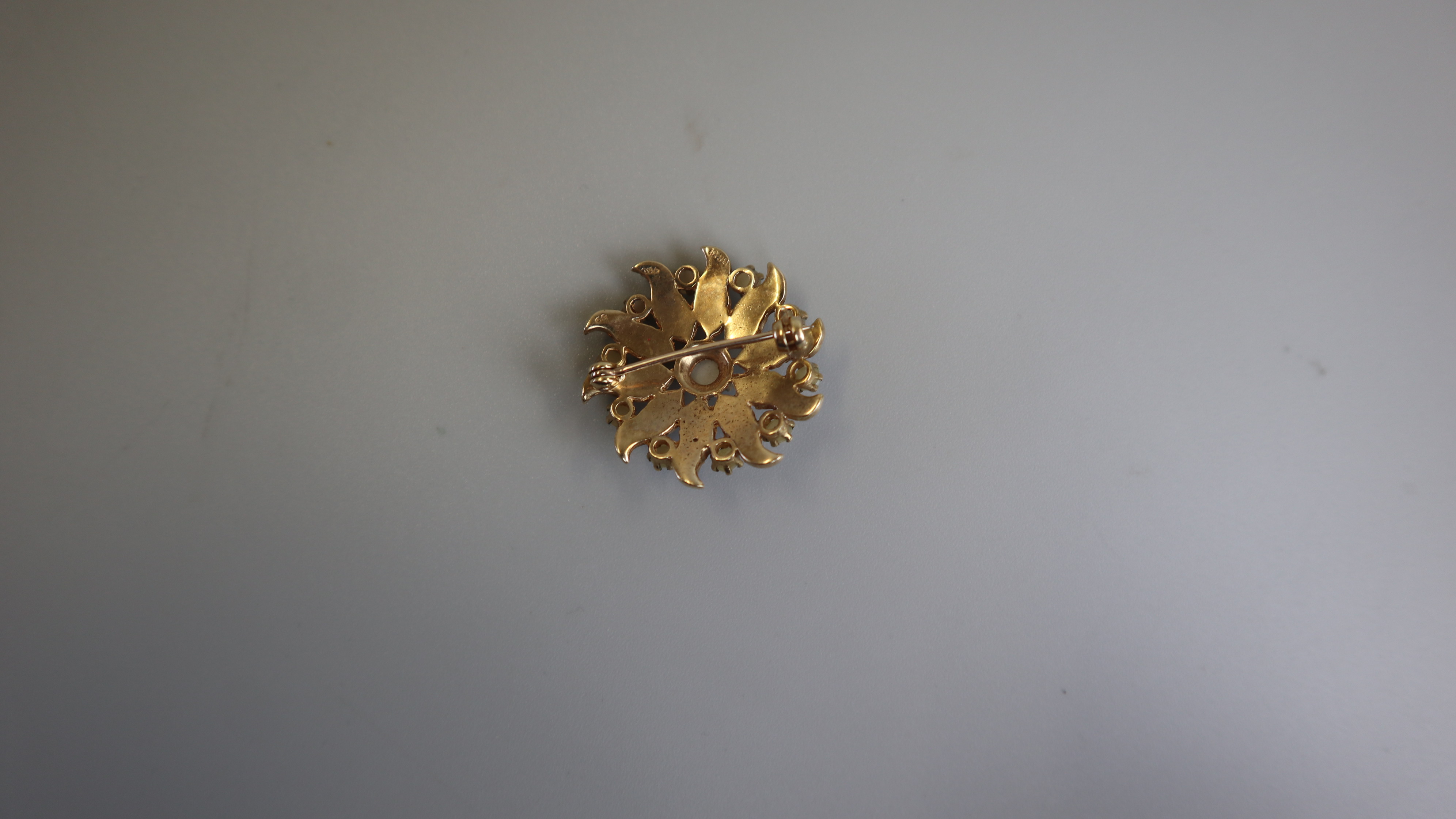 Gold pearl set brooch - Image 2 of 2