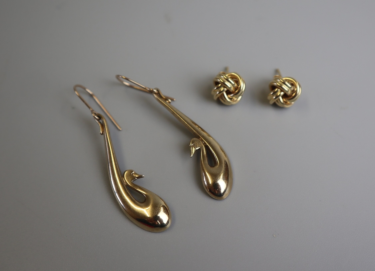 2 pairs of gold earrings - Approx weight: 9.8g