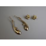 2 pairs of gold earrings - Approx weight: 9.8g