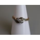 18ct gold 3 stone diamond twist ring with diamond shoulders - Size Q