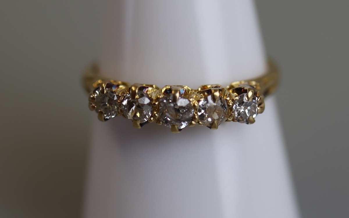18ct gold 5 stone diamond ring - Size P