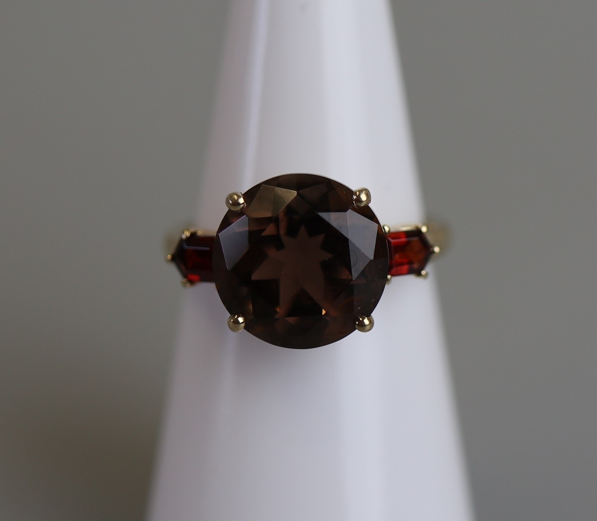 Gold topaz & garnet set ring - Size K