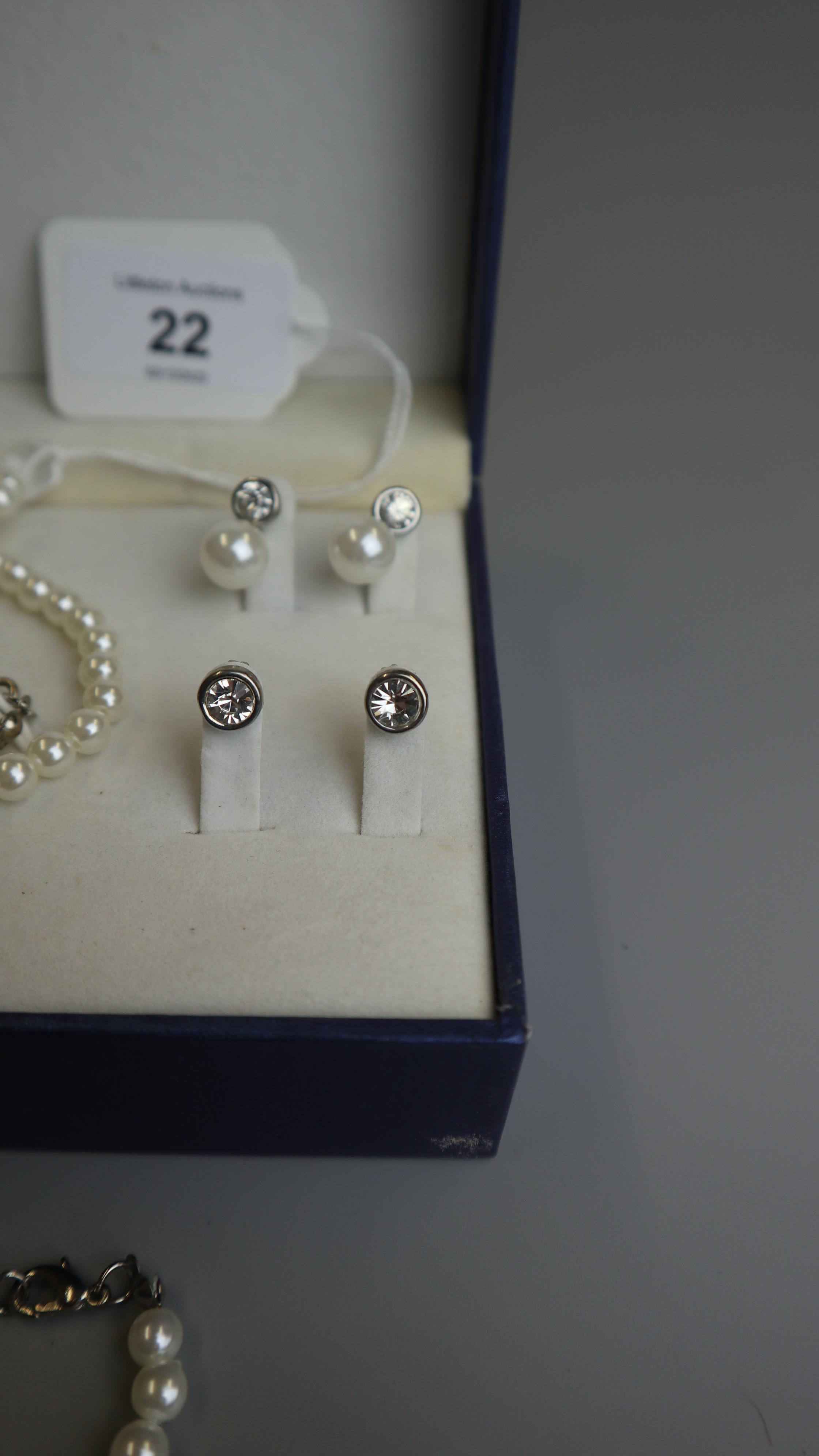 Cultured pearl necklace, 2 pairs of earrings & pendant - Bild 3 aus 5