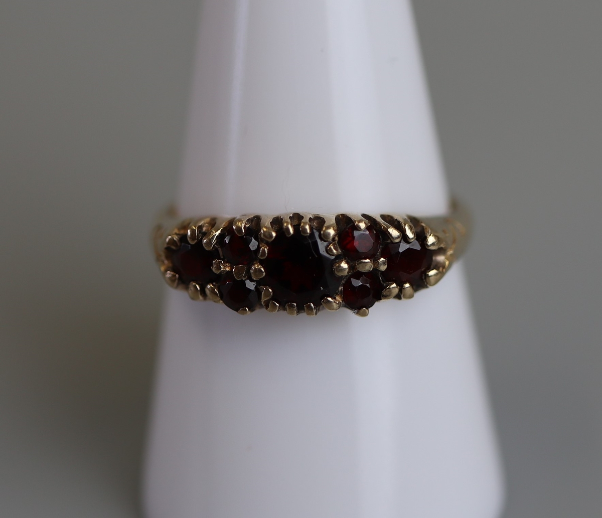 Gold garnet set ring - Size P½