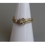 Pretty 18ct diamond set ring - Size L½