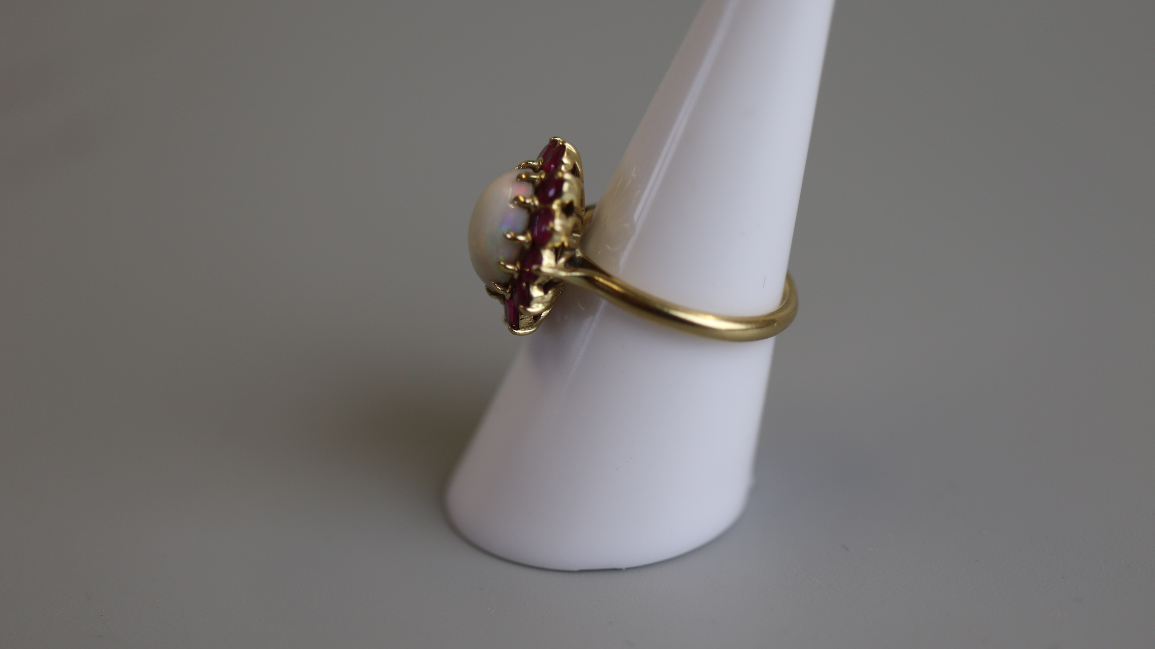 18ct gold opal & ruby set ring - Size M½ - Bild 2 aus 3