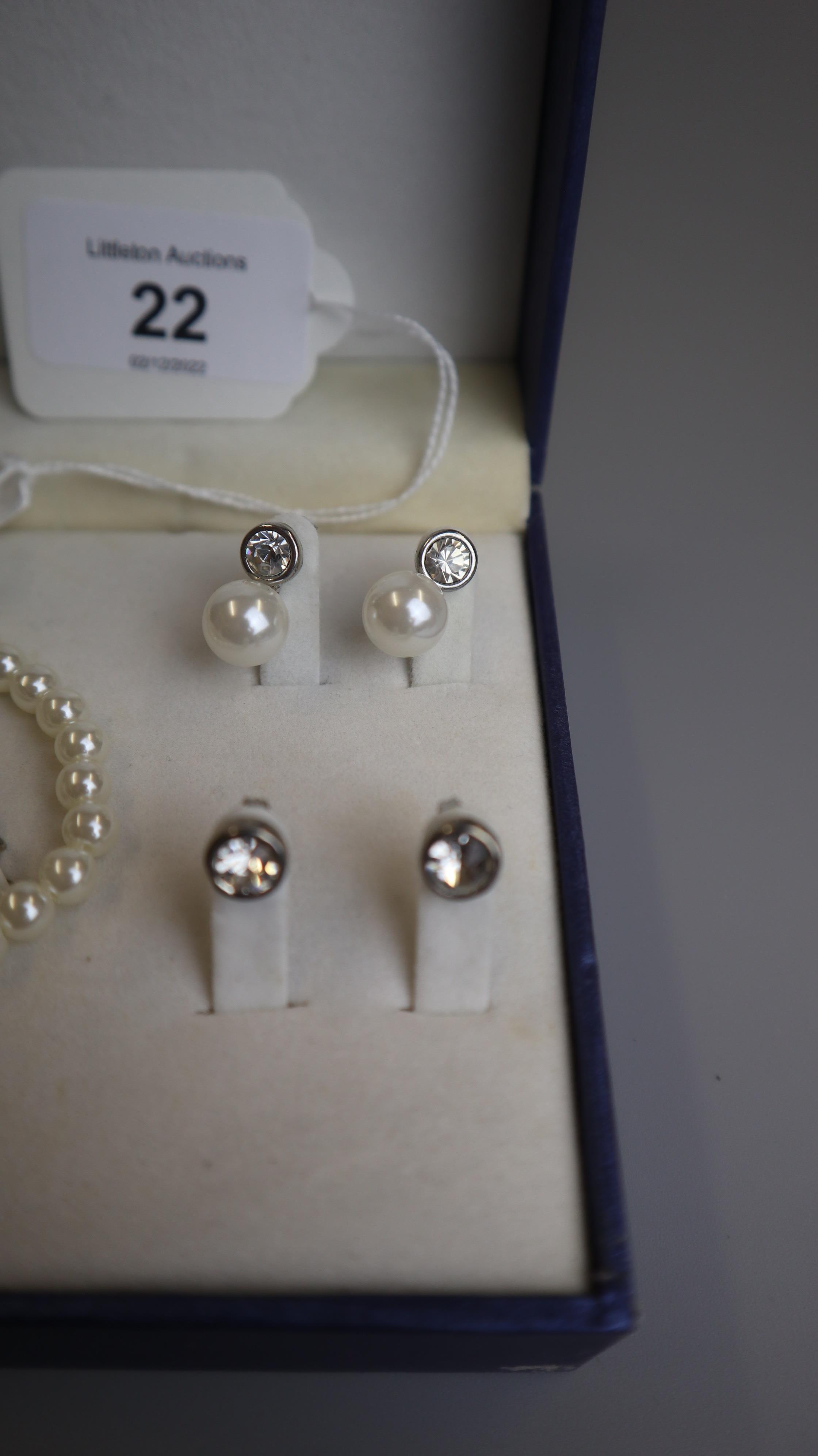 Cultured pearl necklace, 2 pairs of earrings & pendant - Image 4 of 5