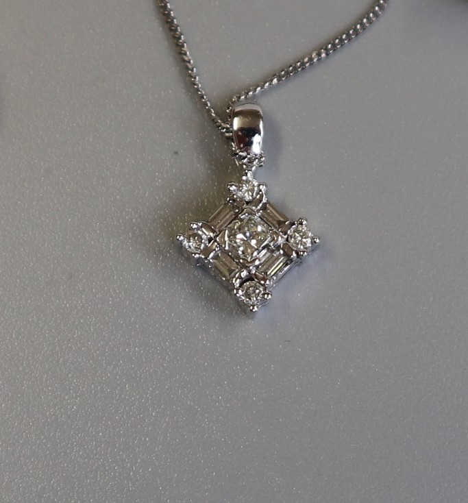 White gold baguette diamond pendant on chain together with a matching pair of earrings - Bild 2 aus 3