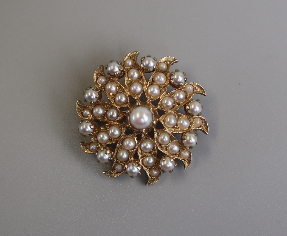 Gold pearl set brooch