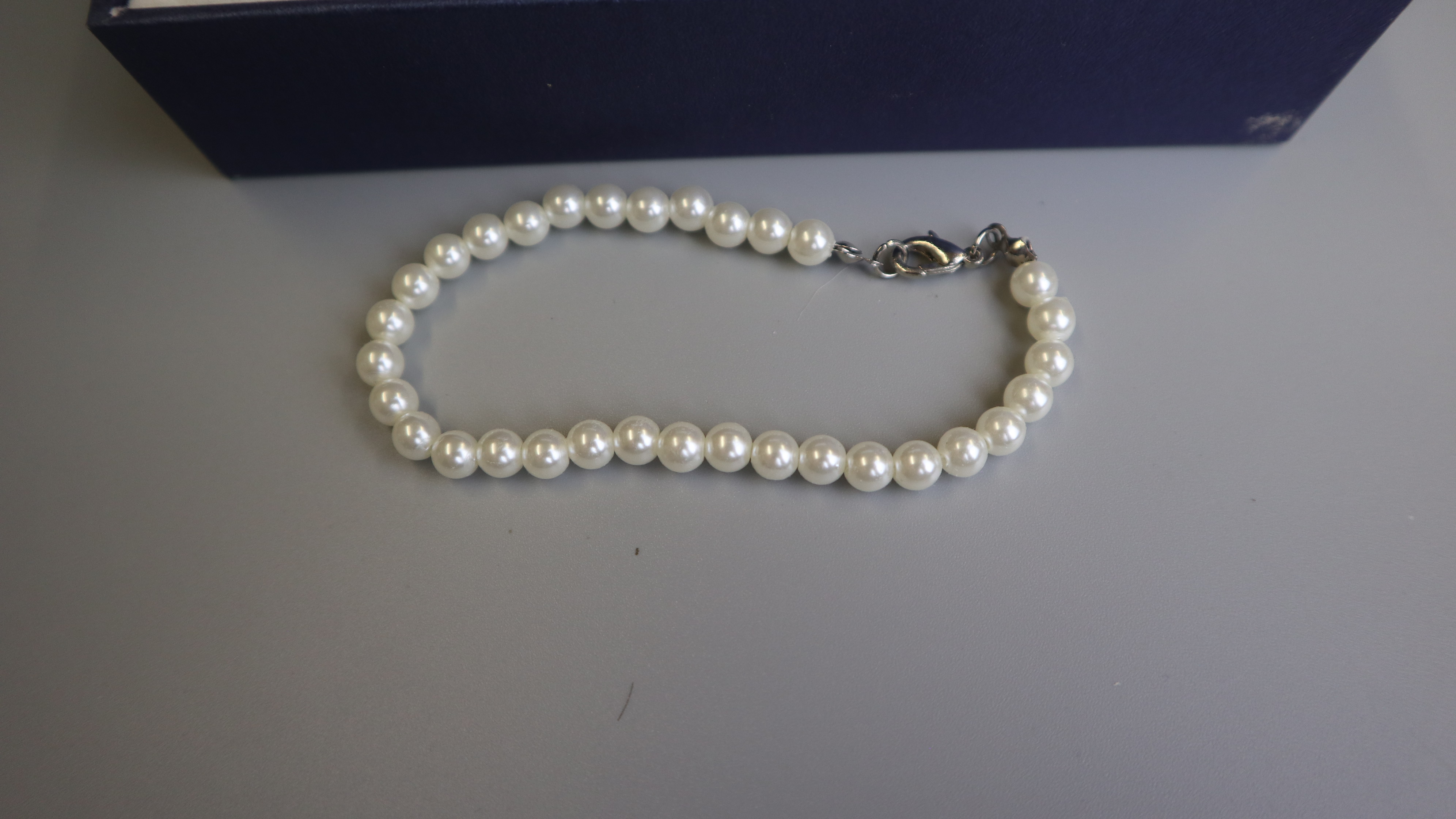 Cultured pearl necklace, 2 pairs of earrings & pendant - Image 2 of 5