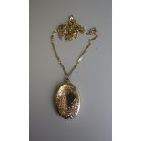 Gold locket on chain - Weight 7g