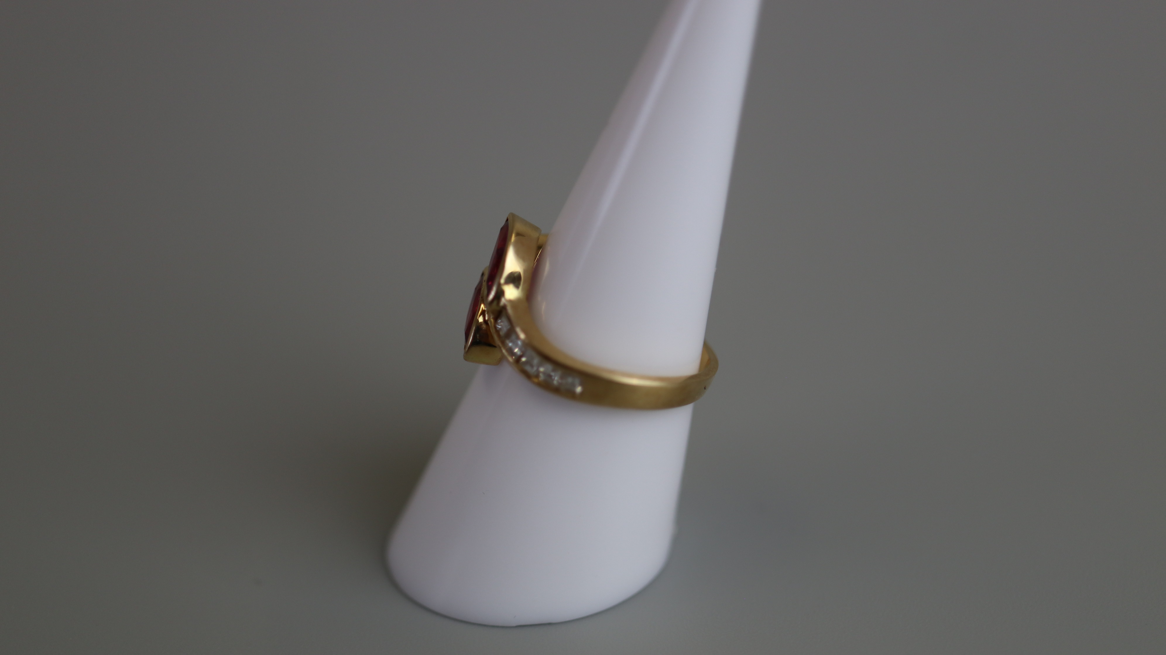 18ct gold ruby & diamond set ring - Size M - Bild 2 aus 3