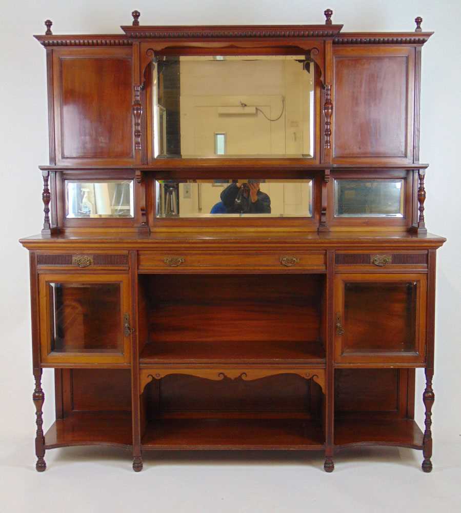 A late 19th century walnut sideboard by Gillows of Lancaster, the bevelled mirrored back over - Bild 3 aus 6