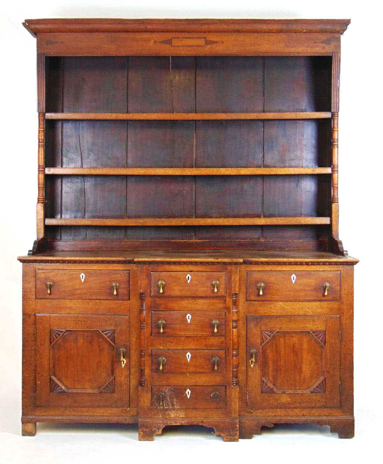 An 18th oak, mahogany and inlaid dresser, the plate rack with fixed shelves flanked by split - Bild 3 aus 3