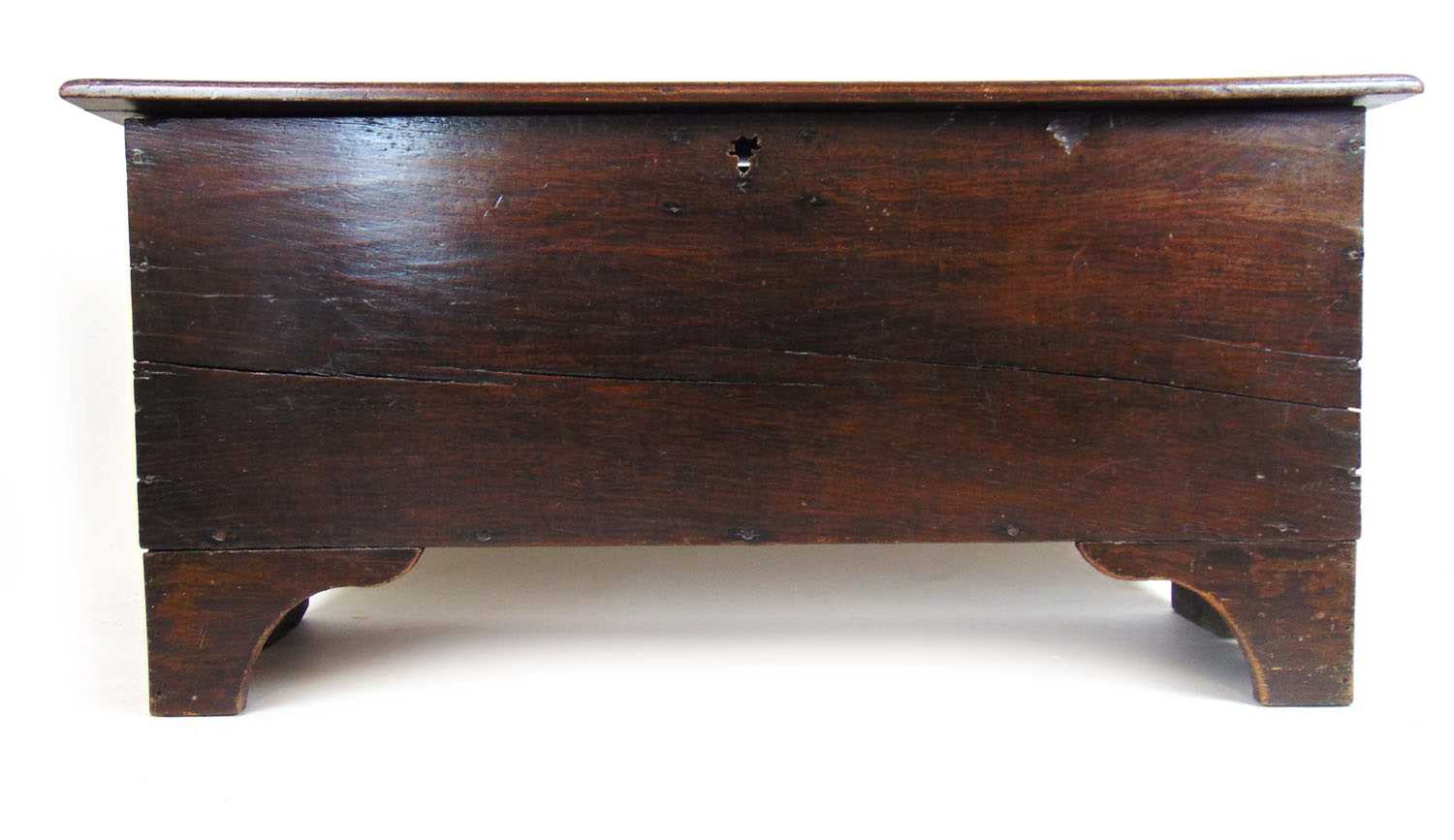 An early 18th oak six plank coffer, the moulded top lifting to reveal a vacant interior, h. 59 cm,