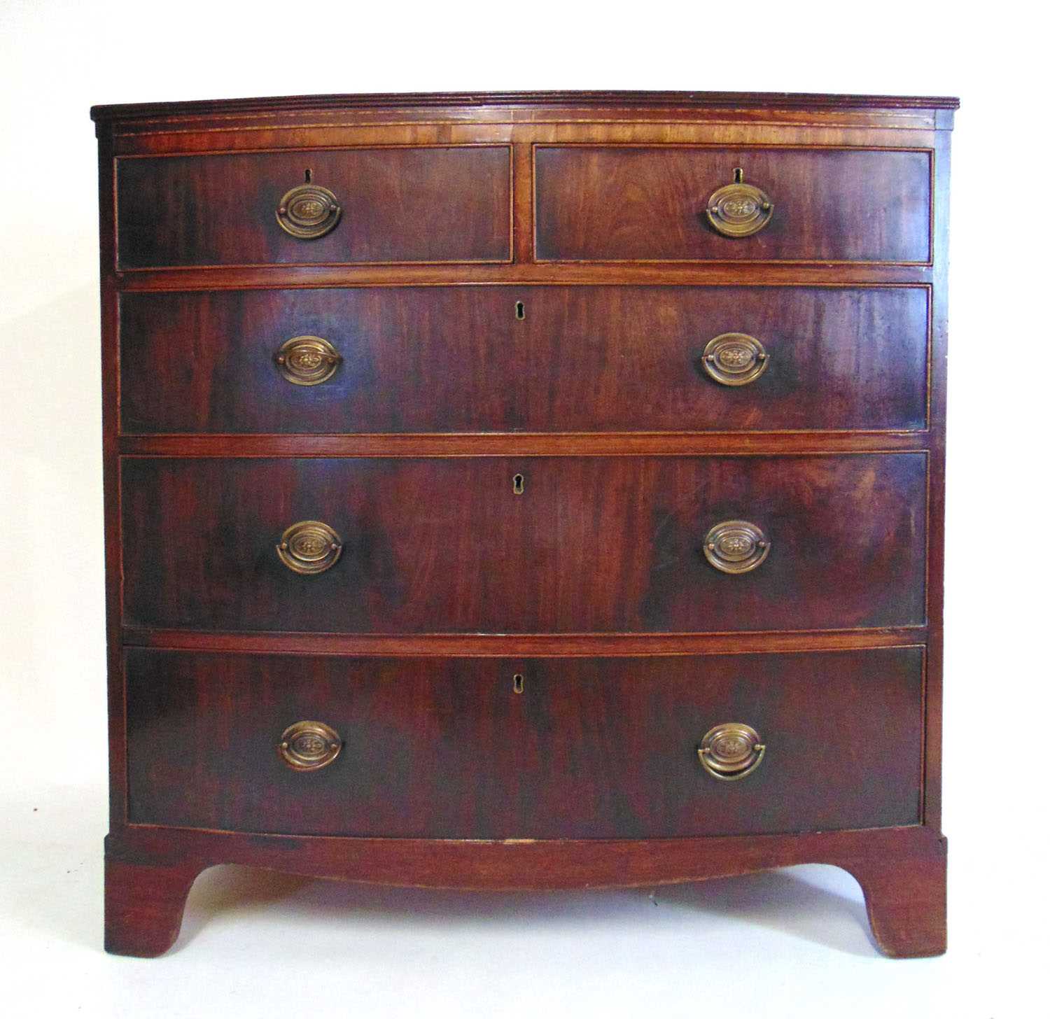 A late 18th century mahogany bow front chest of two short over three long drawers on bracket feet, - Bild 2 aus 2