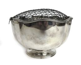 An Edwardian silver rose bowl with cover. Hallmarked for London 1902, makers mark for Thomas