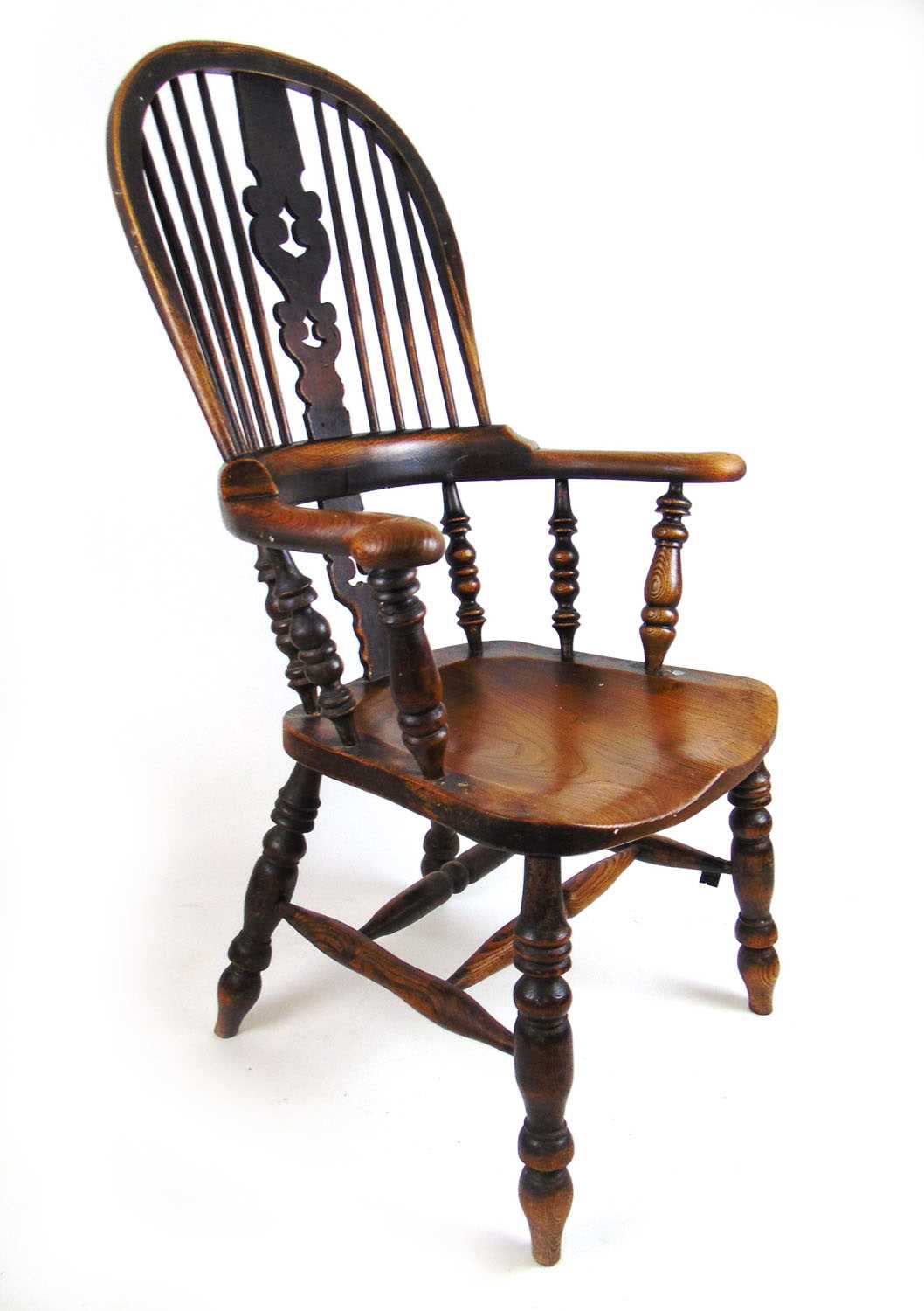 A 19th century ash and elm Windsor chair, the hoop back with pierced splat and turned supports - Bild 2 aus 2