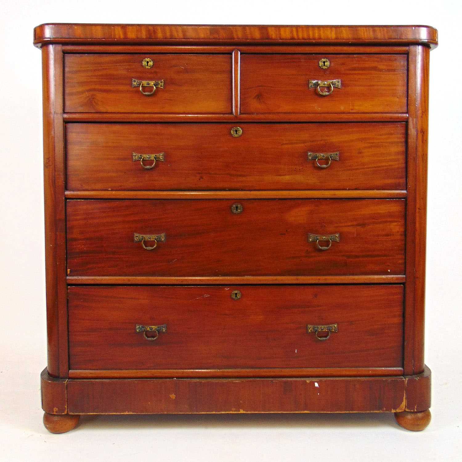 A late 19th/early 20th century mahogany chest of two short over three long drawers on bun feet, h. - Image 2 of 2