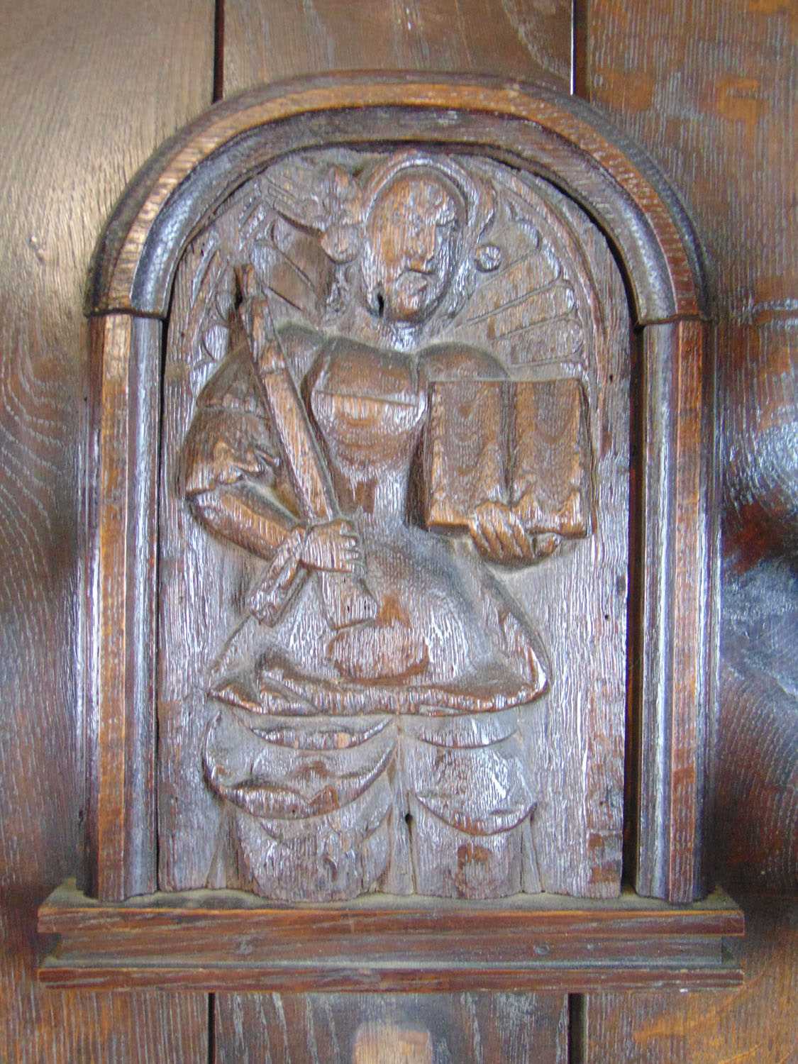 Two possible 16th century carved oak panels depicting figures set within a 19th century Irish oak - Bild 3 aus 7