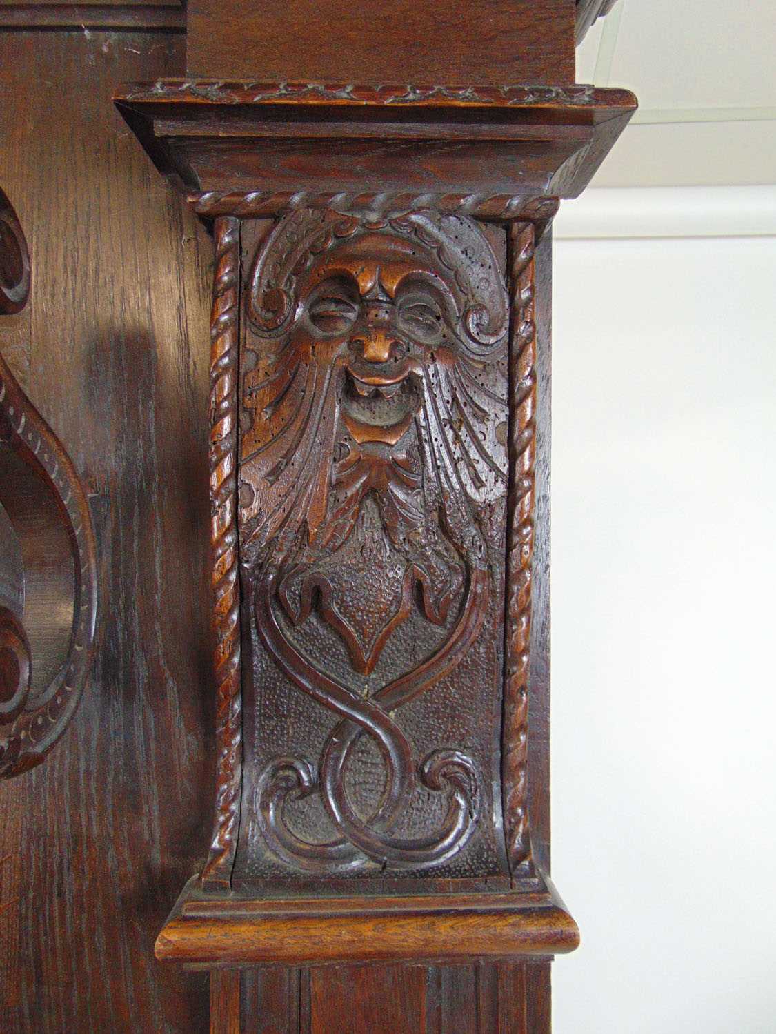 Two possible 16th century carved oak panels depicting figures set within a 19th century Irish oak - Bild 7 aus 7