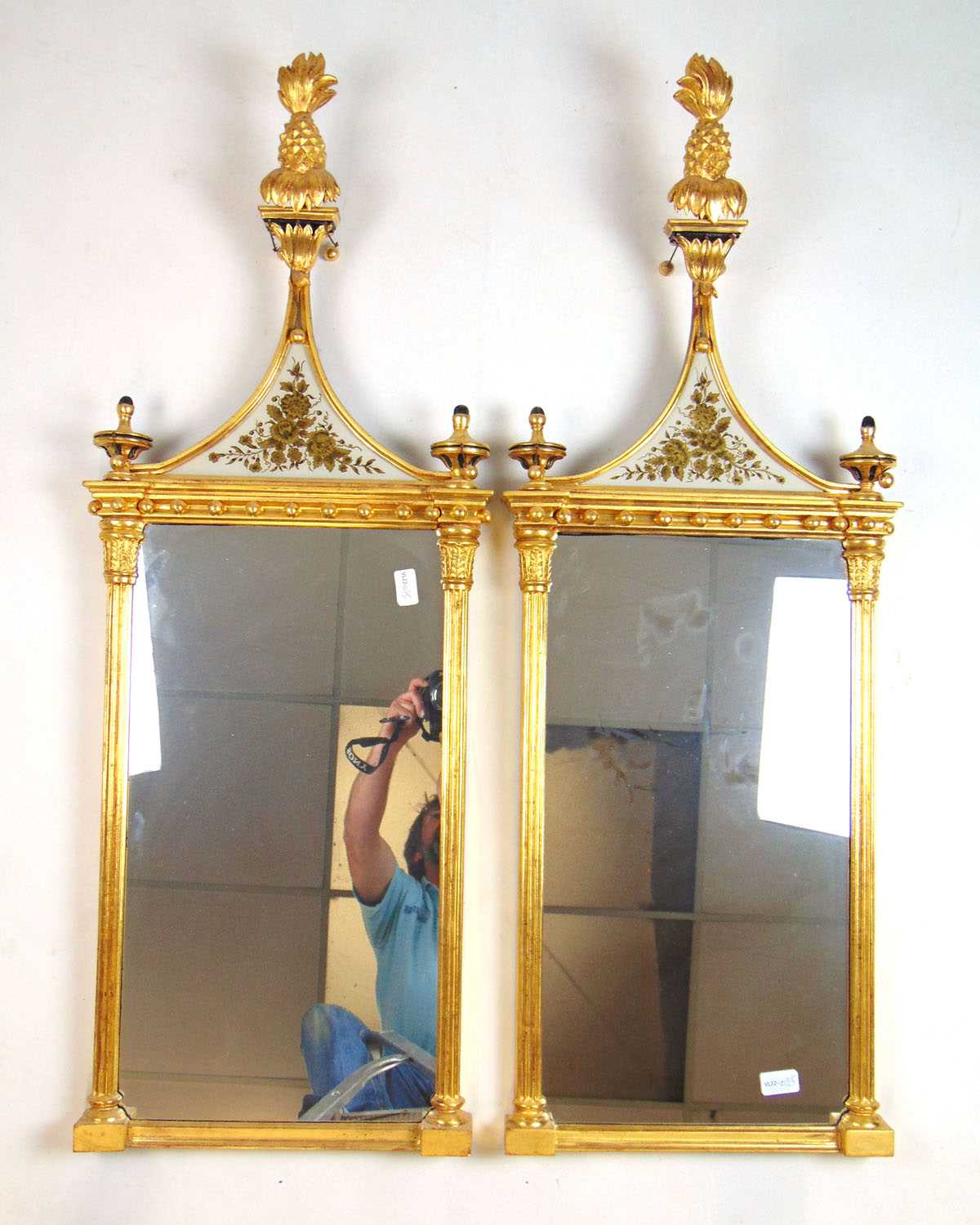 A pair of early 20th century giltwood pier mirrors, the pineapple finial over foliate glass panels - Bild 2 aus 8