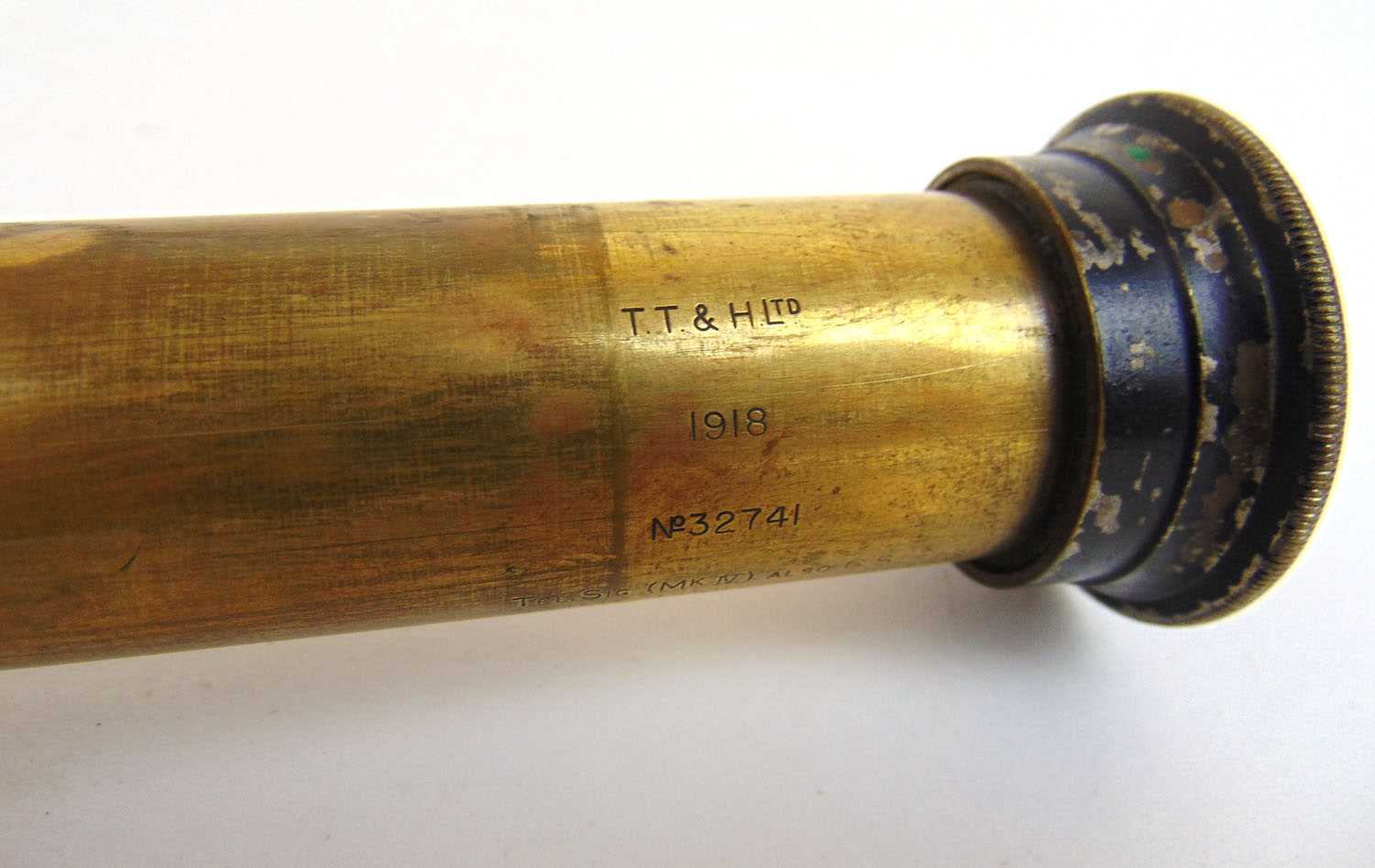A WWI military telescope marked 'T.T & H Ltd 1918 No.32741 Tel Sig (Mk IV0 Also G.S', l. 86 cm - Bild 2 aus 3