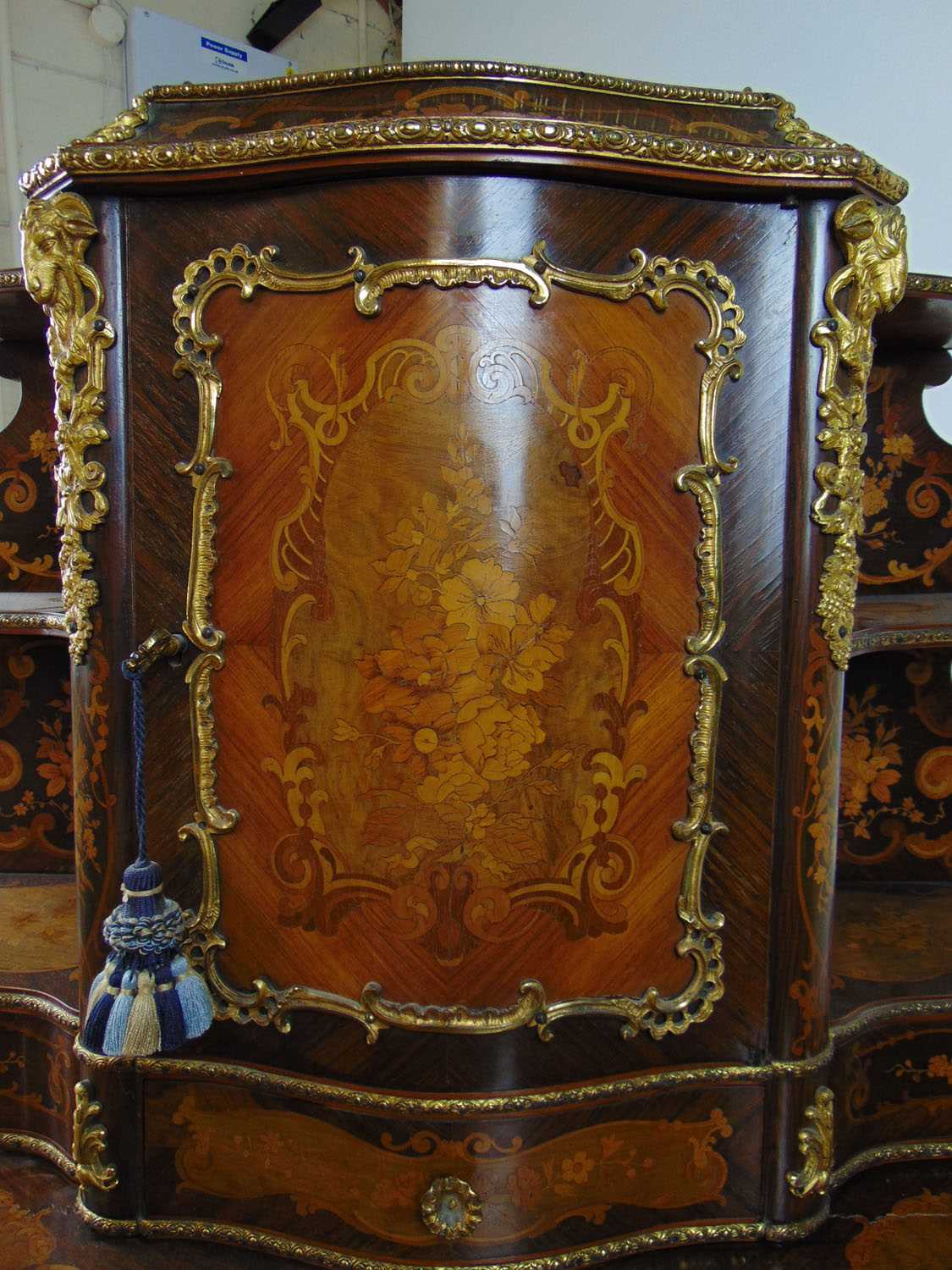 A 19th century French rosewood, marquetry and gilt brass mounted side cabinet, the galleried top - Bild 5 aus 15