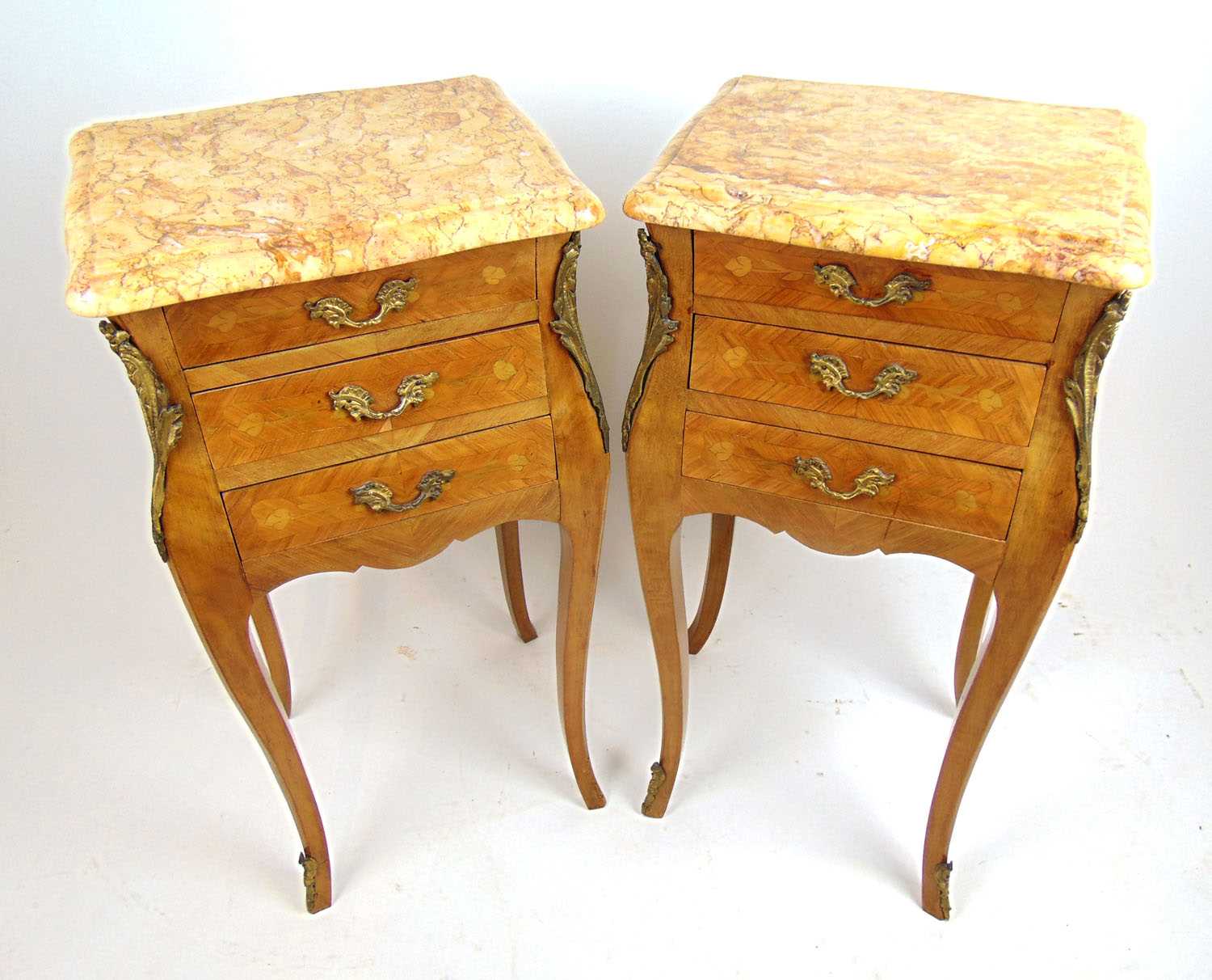 A pair of 19th century style French kingwood, brass mounted and marquetry bedside tables, the marble - Bild 2 aus 3