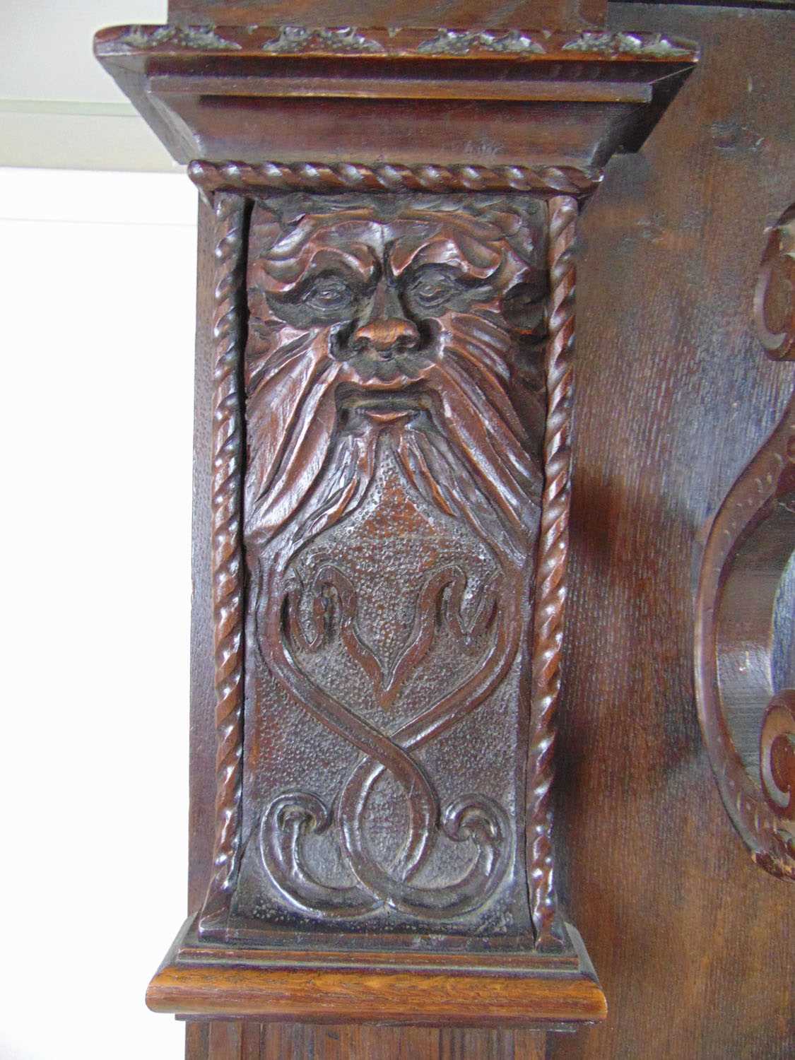 Two possible 16th century carved oak panels depicting figures set within a 19th century Irish oak - Bild 6 aus 7