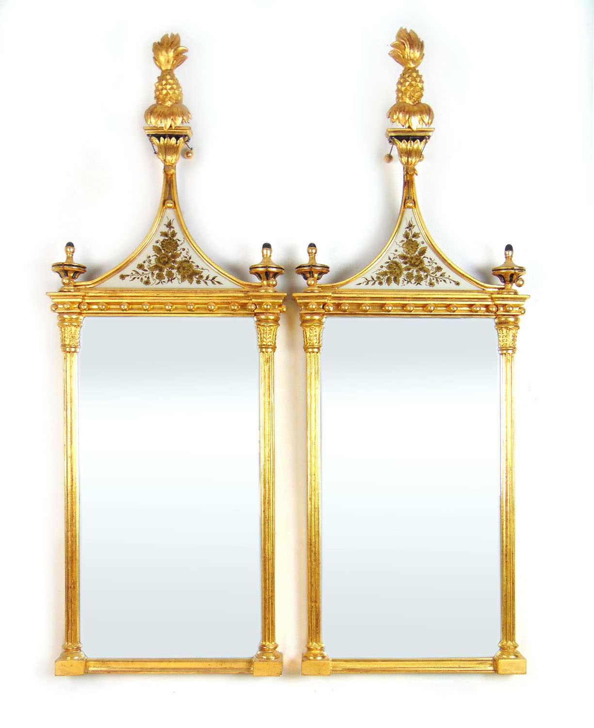 A pair of early 20th century giltwood pier mirrors, the pineapple finial over foliate glass panels - Bild 3 aus 8