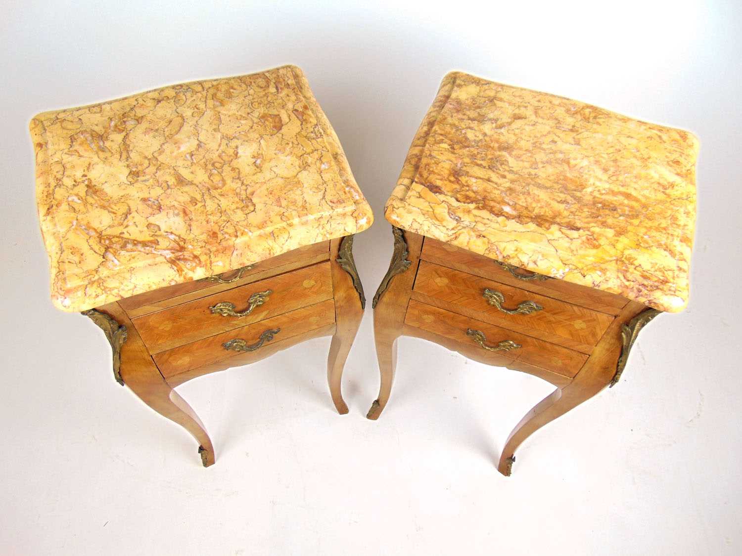 A pair of 19th century style French kingwood, brass mounted and marquetry bedside tables, the marble - Bild 3 aus 3
