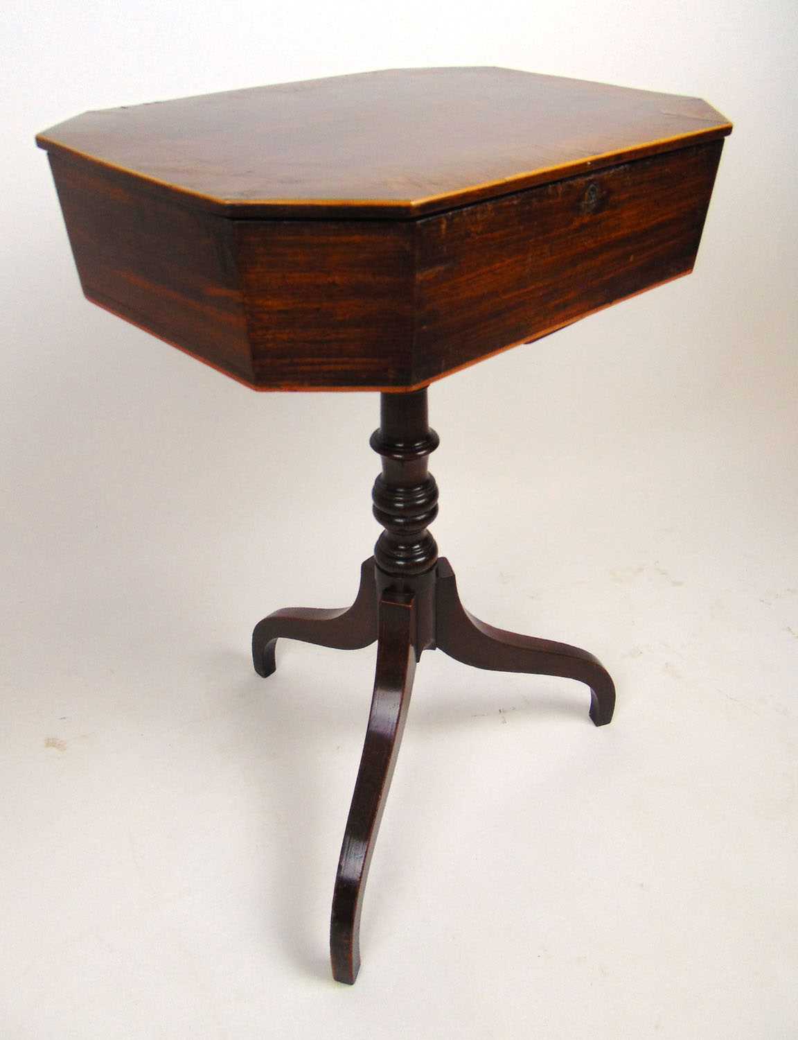 An 18th century mahogany and oak banded work table, the top lifting to reveal a silk lined - Bild 2 aus 2