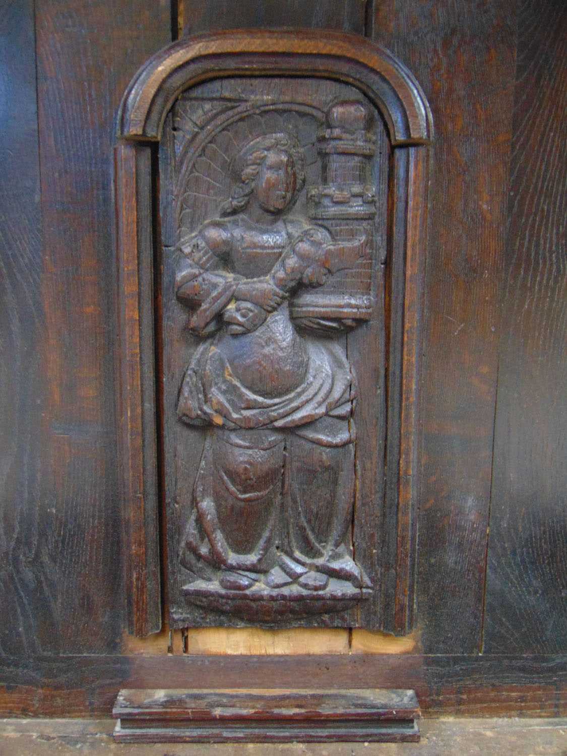 Two possible 16th century carved oak panels depicting figures set within a 19th century Irish oak - Bild 5 aus 7