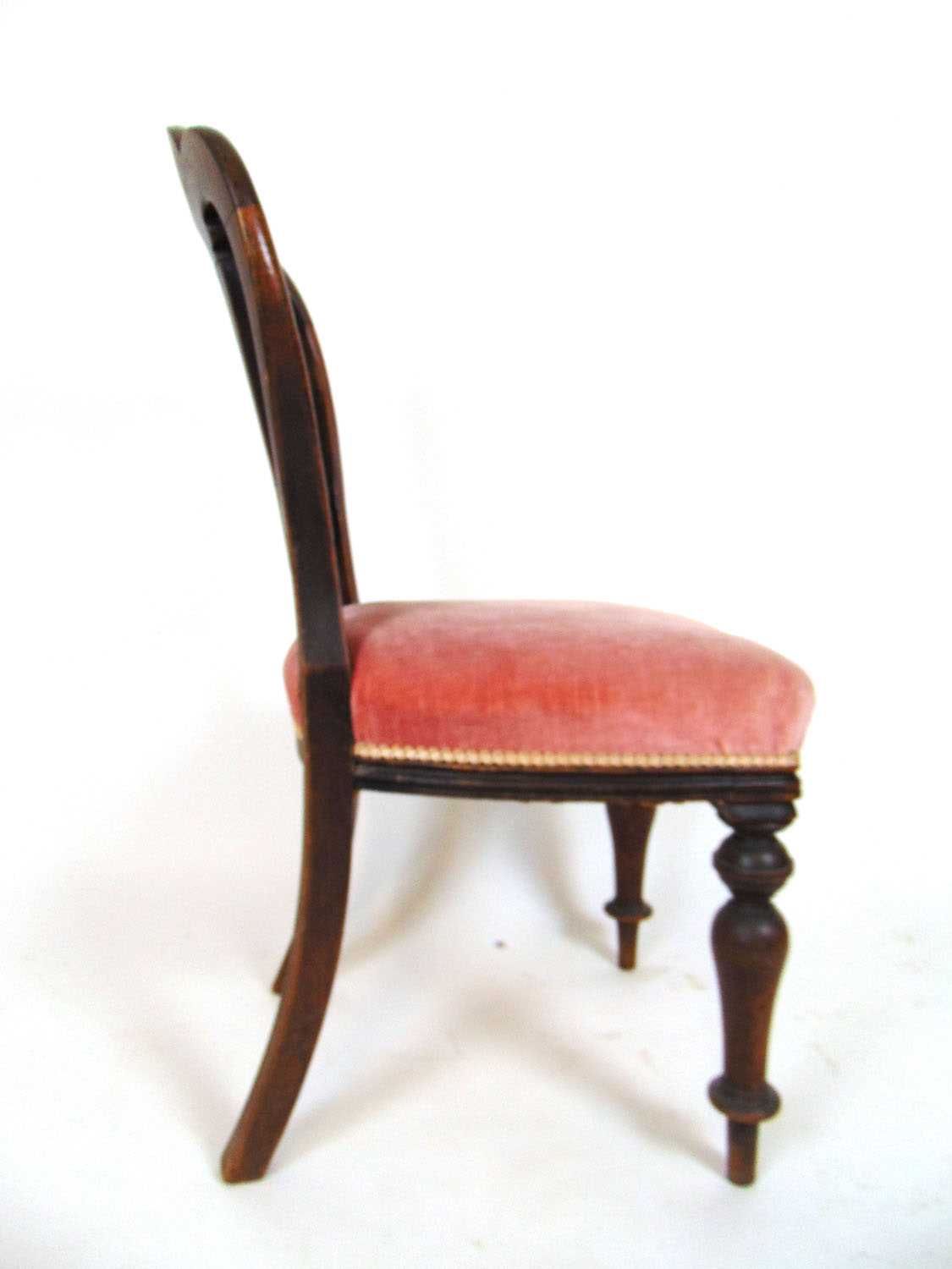 A set of six Victorian mahogany dining chairs, the moulded backs over the serpentine seat - Bild 3 aus 3