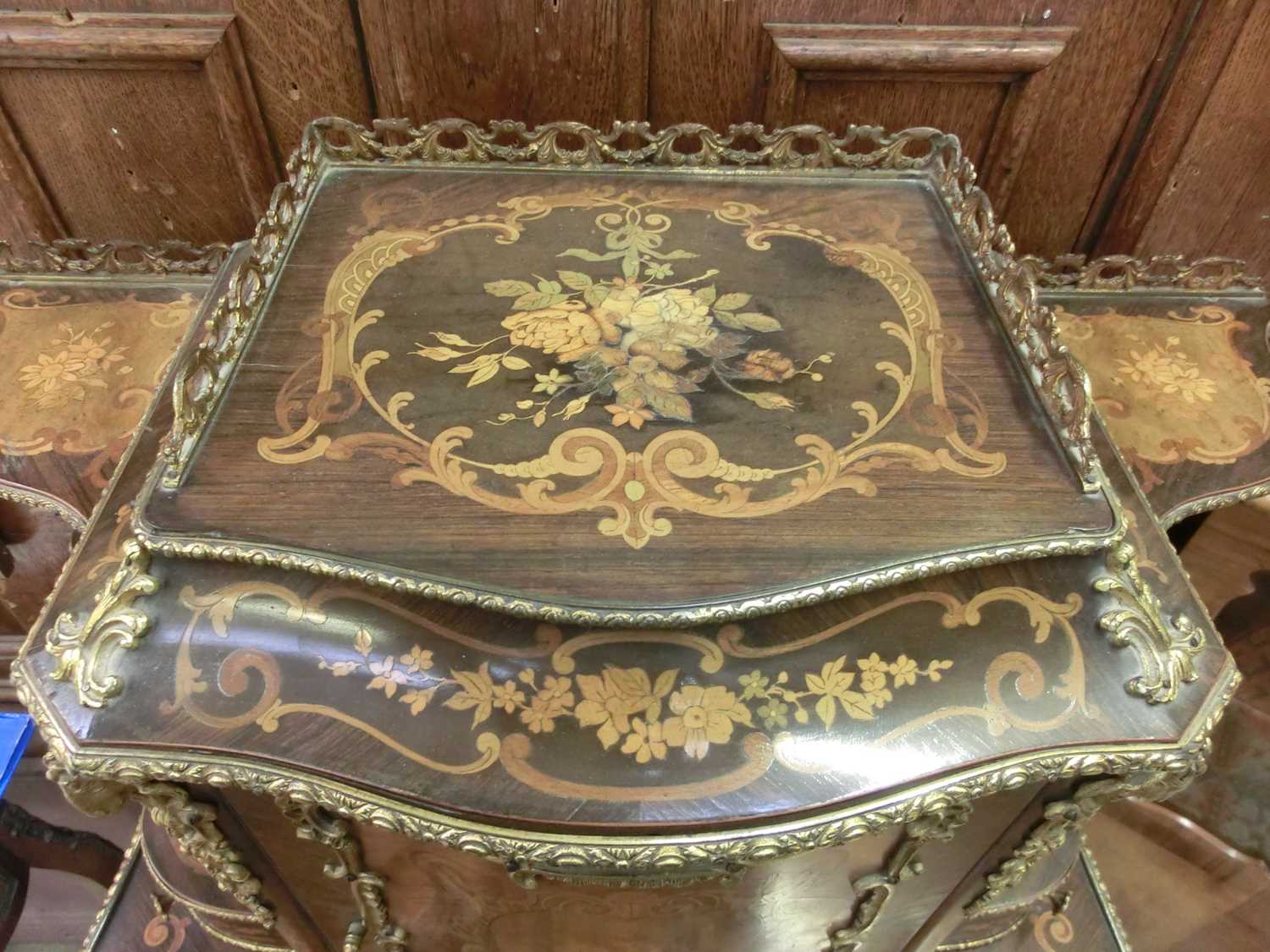 A 19th century French rosewood, marquetry and gilt brass mounted side cabinet, the galleried top - Bild 7 aus 15